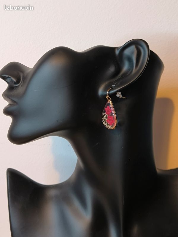 Boucles d'oreilles pendantes goûté fleur résine rouge (image 1)