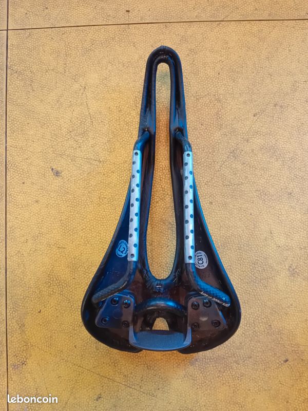 Selle SMP EVO Largeur 138mm Rails Carbone Noir