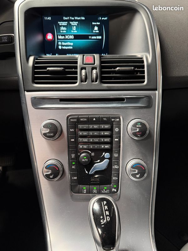VOLVO XC60 2.0 D4 190Ch SIGNATURE EDITION BVA - TOIT OUV ELEC - CAMERA RECUL - SIEGES CHAUFF - HARMAN-KARDON (image 29)