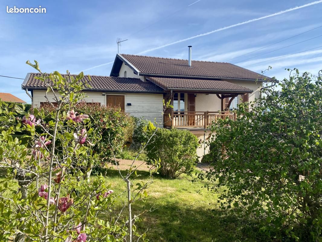 Maison 10 pièces 158 m² · à Coutouvre · 158 m² · 150 000 €