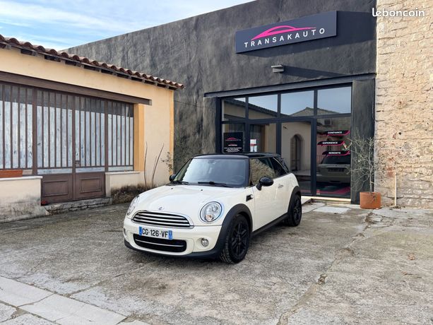 Miniature Burago 1/16 - Mini Cooper 1982 - Crème / Toit Noir - Neuf