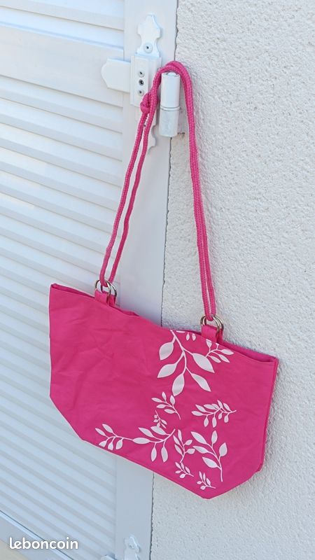 Vends sac à main longueur 38 cm hauteur 27 cm épaisseur 15.5 cm en très bon état (image 2)