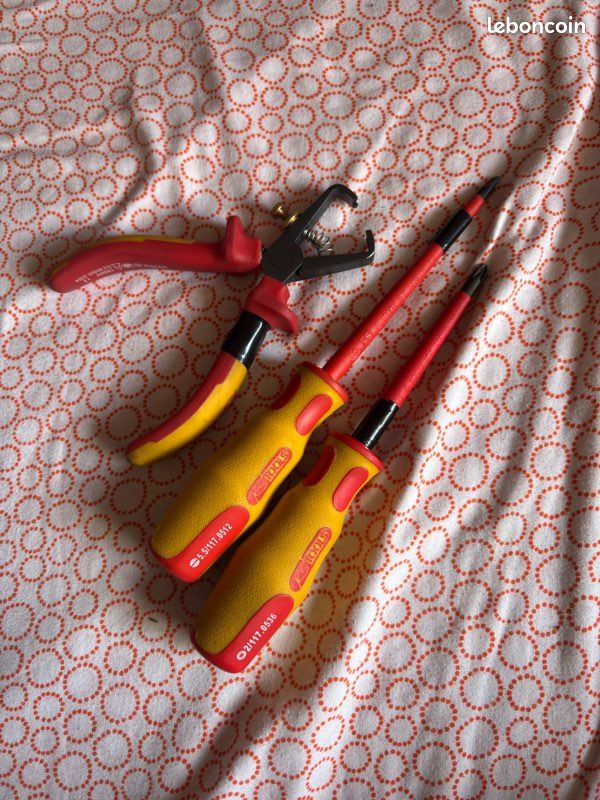 APTTOOL Pince A Sertir Cosse Electrique, Pinces à Sertir Avec 300 Mâle Et Femelle Embouts Cable & Poignée Ergonomique Disponible Pour Les Connecteurs De Fils électriques SN-58B