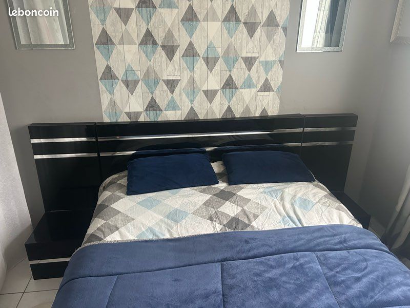 Chambre avec Lit, 2 table de chevets et une commode en noir laqué (image 1)