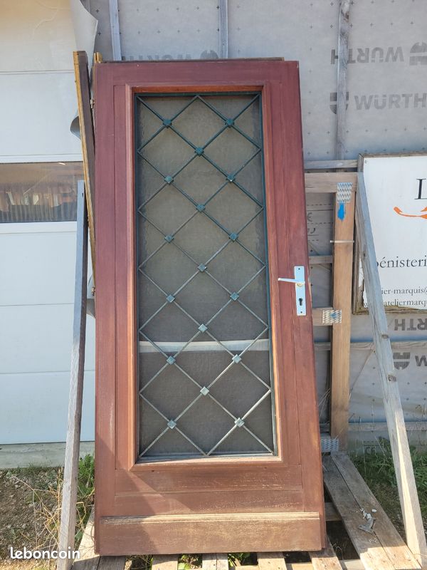 Porte d’entrée vitrée en bois (image 1)