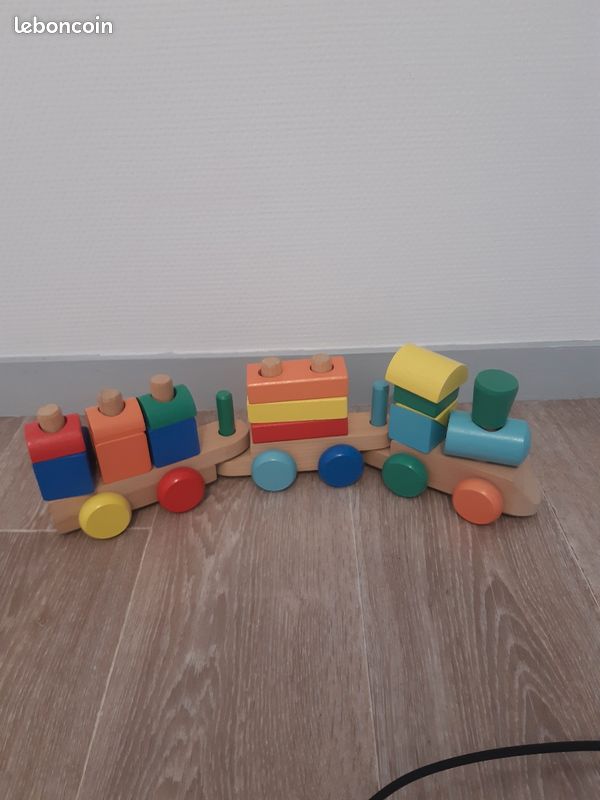 Train en bois coloré très bon état (image 1)