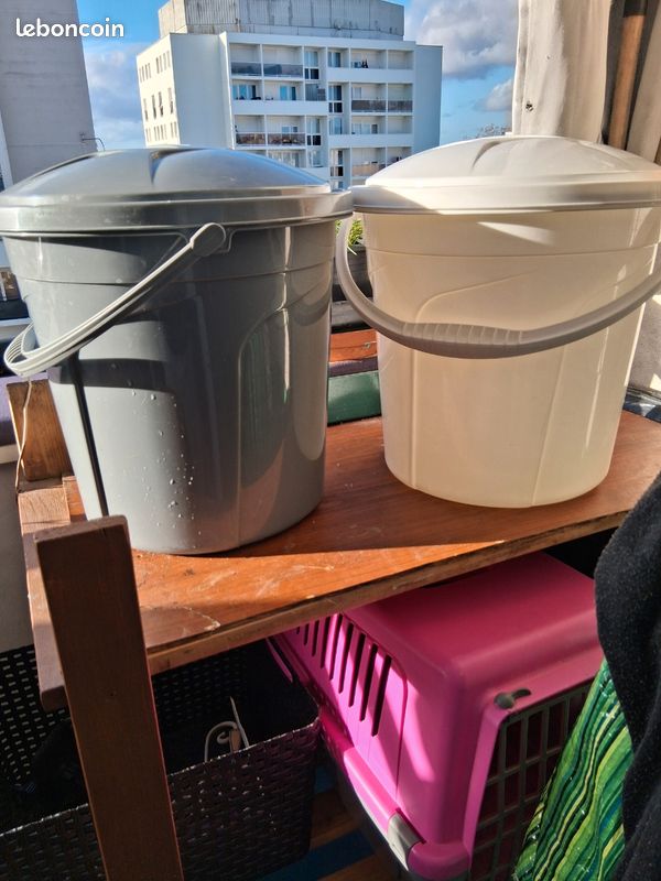Vends deux poubelles de maison (image 1)
