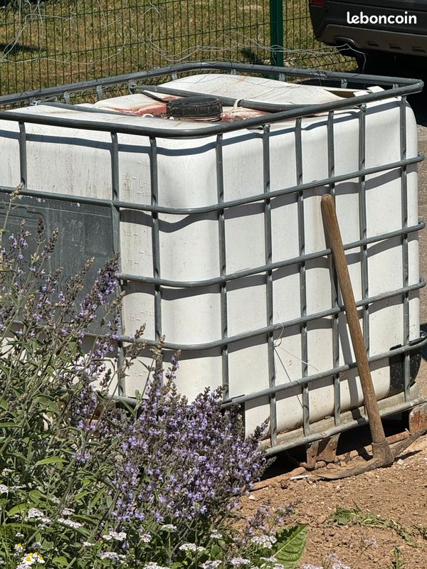 Cuve de stockage 1 mètre cube avec support en métal (image 1)