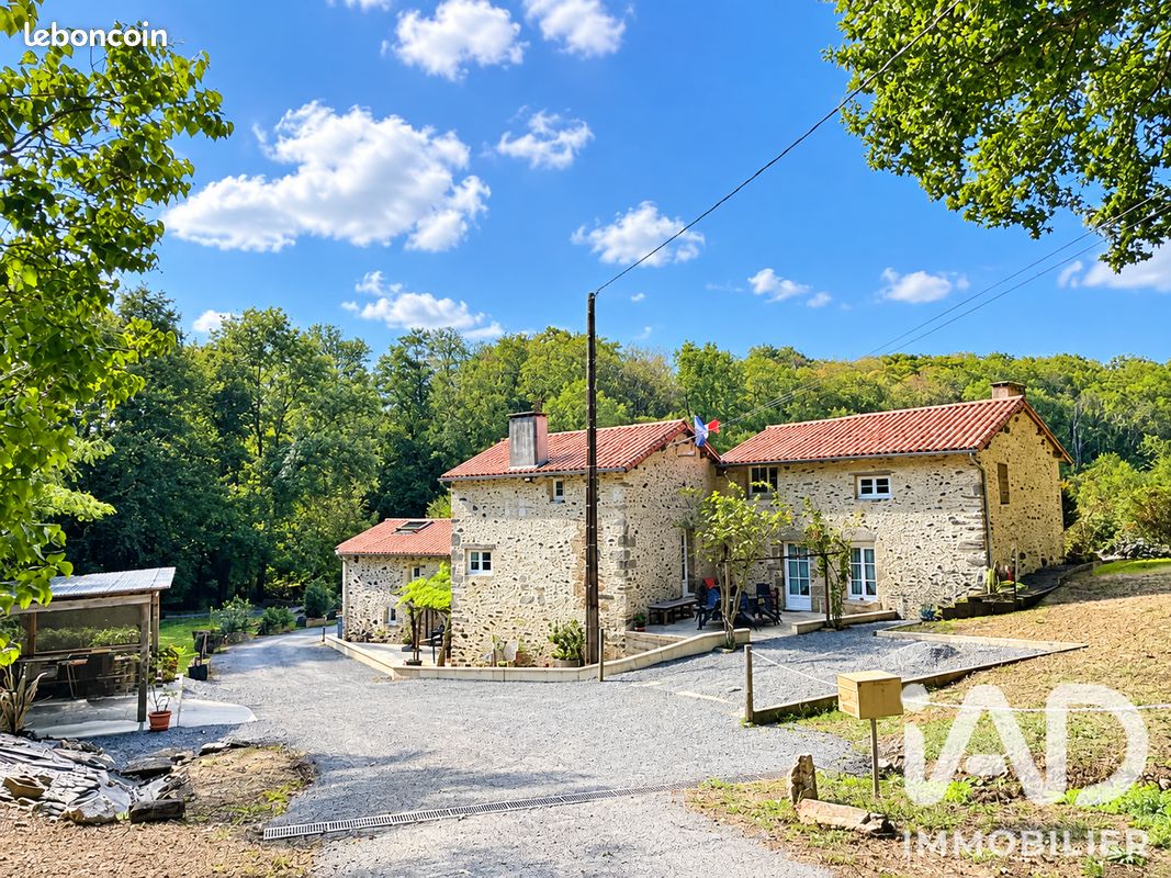 Maison 8 pièces 268 m² · à Vernoux-en-Gâtine · 268 m² · 271 000 €