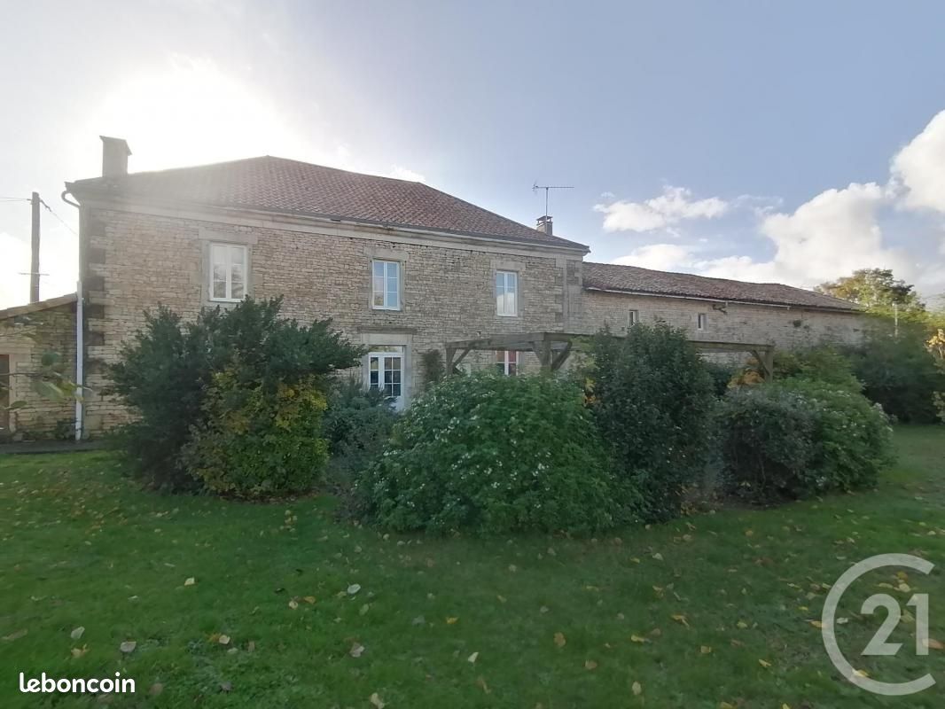 Maison 12 pièces 343 m² - Valdelaume 79110 Pioussay (image principale 3)