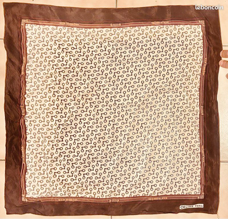 FOULARD CARRÉ EN SOIE CÉLINE - Motif Manège Chevaux - Multicouleur - Occasion état Neuf