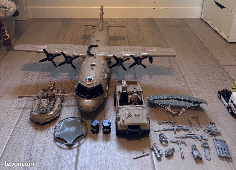 Avion militaire avec voiture et bateau, armes (image 1)