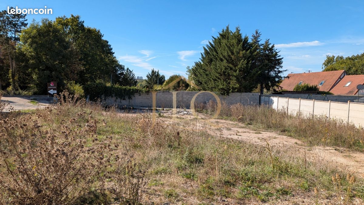 Terrain 925 m² · à Cherisy · 101 000 €