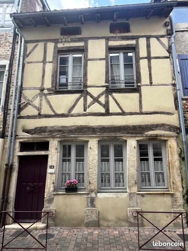 Maison 9 pièces 205 m² · à Châtillon-sur-Chalaronne · 205 m² · 360 000 €