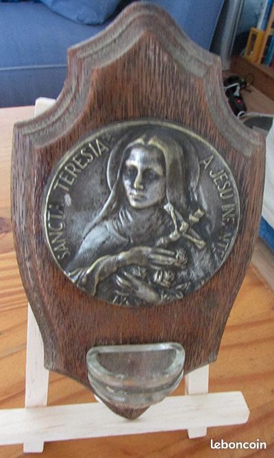 Bénitier avec un médaillon de la Vierge fixé sur un socle en bois (image 2)