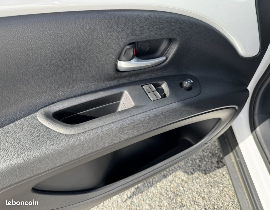 Toyota AYGO X 1.0 VVT-I 72CH DYNAMIC MY24 (image 12)