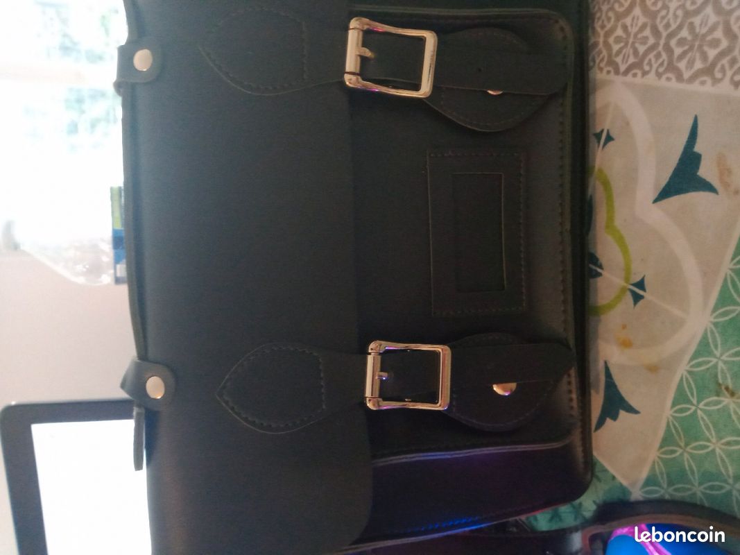 Sac cartable couleur vert foncé 2 fermoirs magnétiques + une grande fermeture zippée dorée dimensions : L 27,5 H 22 P 8 cm (image 1)