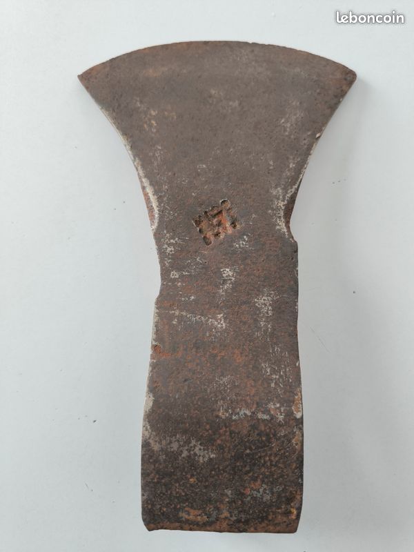 Ancienne tête de hache (image 1)