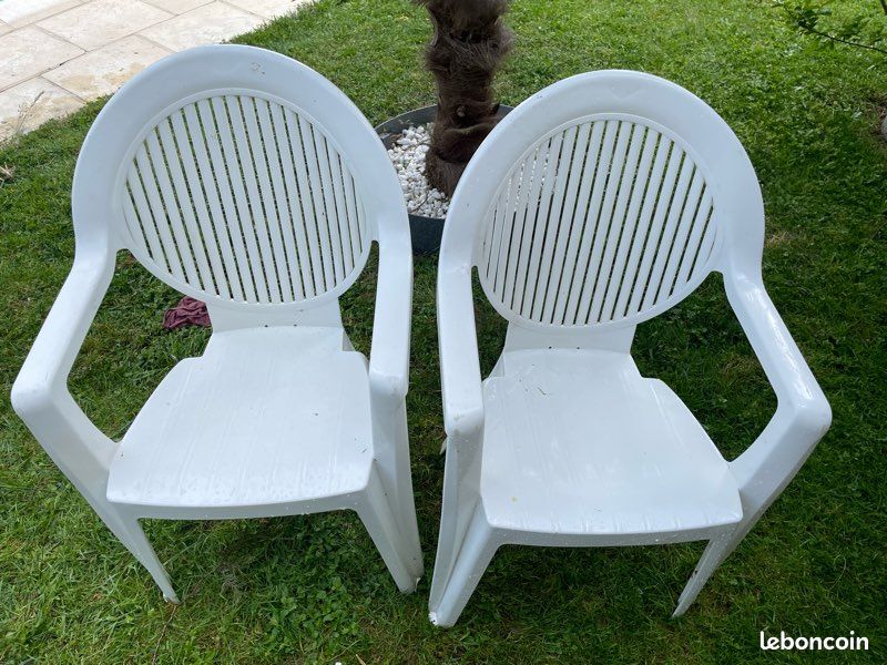 Lot de chaises en PVC (image 1)