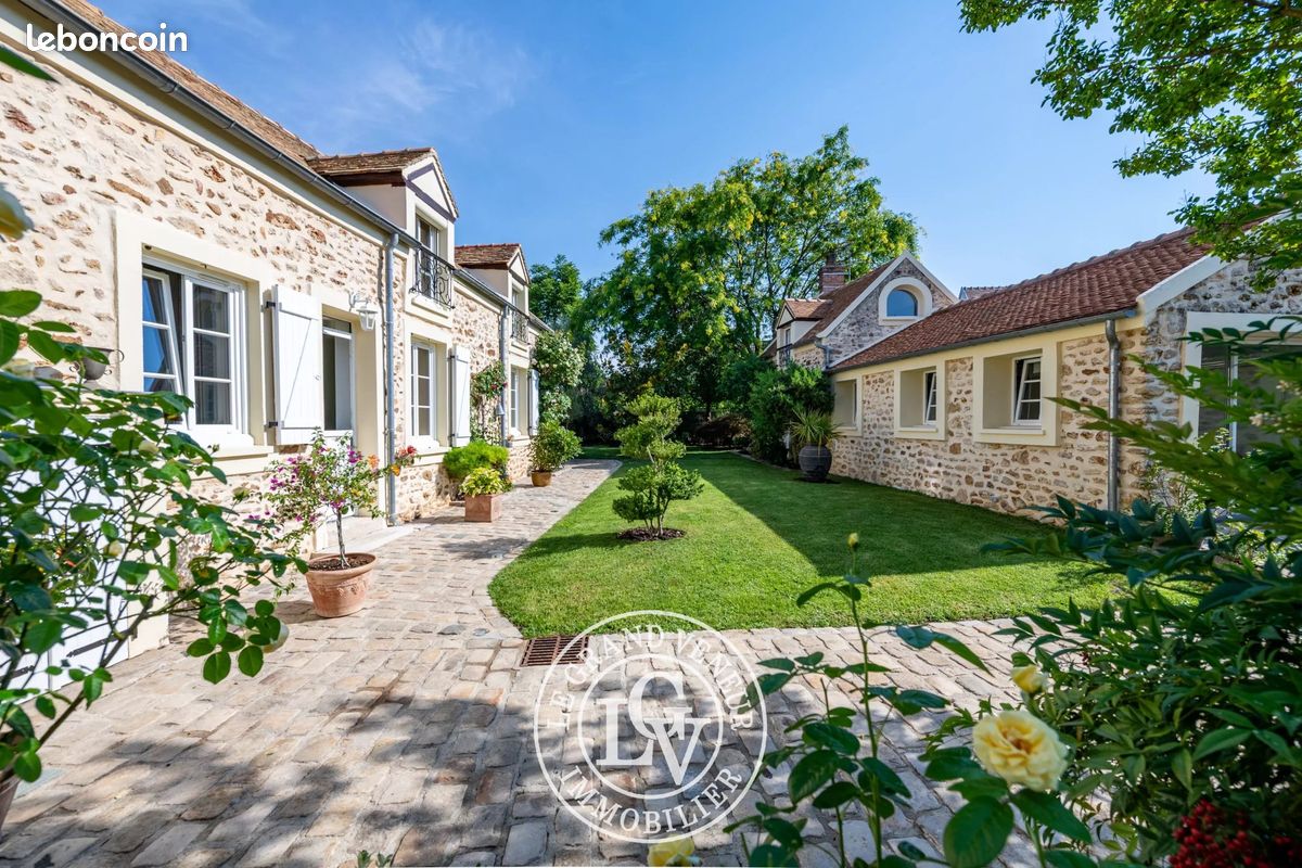Maison 8 pièces 196 m² · à Saint-Sauveur-sur-École · 196 m² · 879 000 €