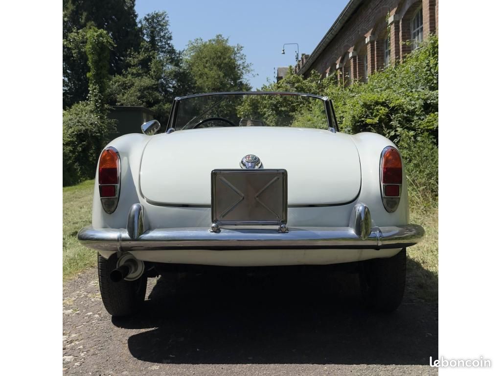 Alfa romeo giulietta spider (image 10)