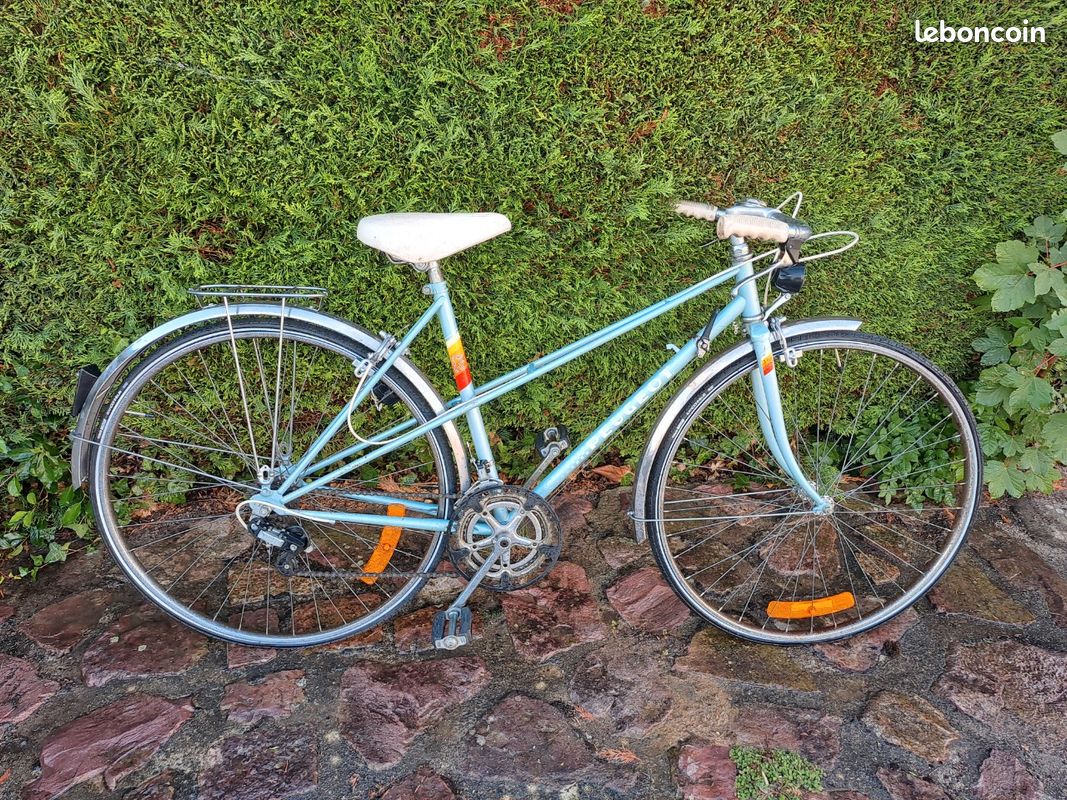 Vélo De Ville Vintage Peugeot Pour Femme - Année 1980 - Rouge - 28 Pouces