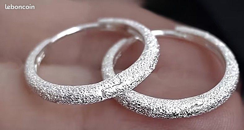 Magnifiques creoles irrisees en argent 925. Taille 2 cm de diametre. Prix negociable (image 1)