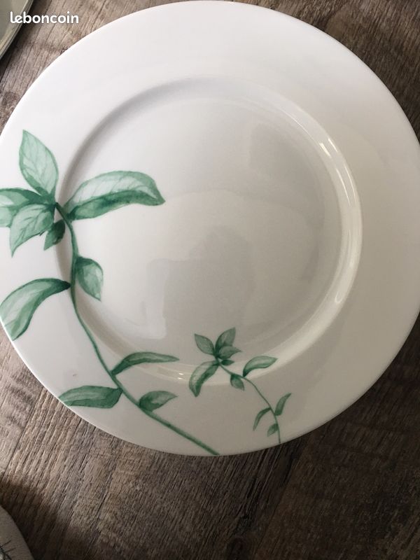 Assiettes blanches à motif (image 1)