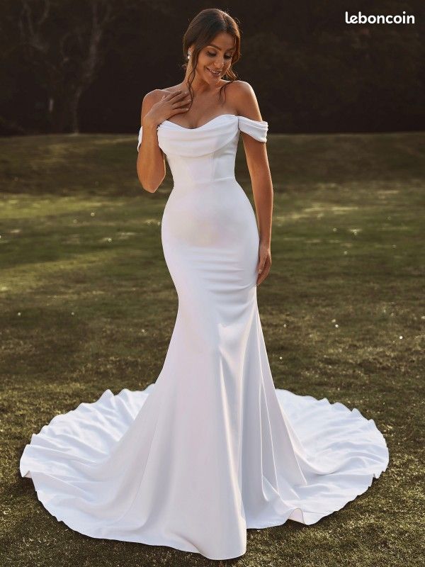 Robe de mariée fourreau longue traîne neuve Vêtements