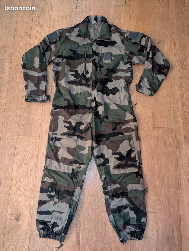 Combinaison militaire camouflée - Parachutiste - tenue de saut - camouflage (image 1)