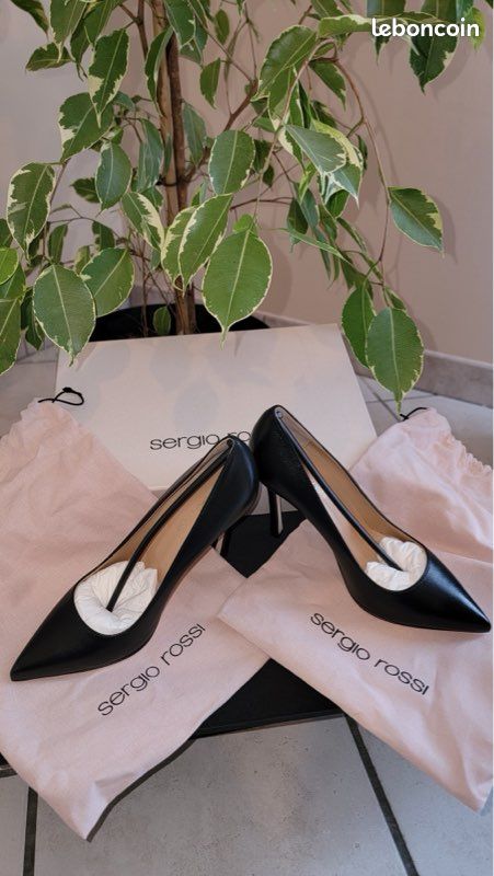 Escarpins Noirs Sergio Rossi - Taille 39 - Talons Aiguille Cuir Vernis - Occasion Chic Italienne