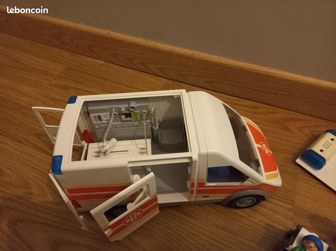 Playmobil ambulance 6685 (image 2)