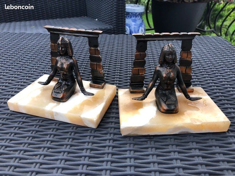 Serres livres en laiton figurine égyptienne Isis sur marbre (image 1)