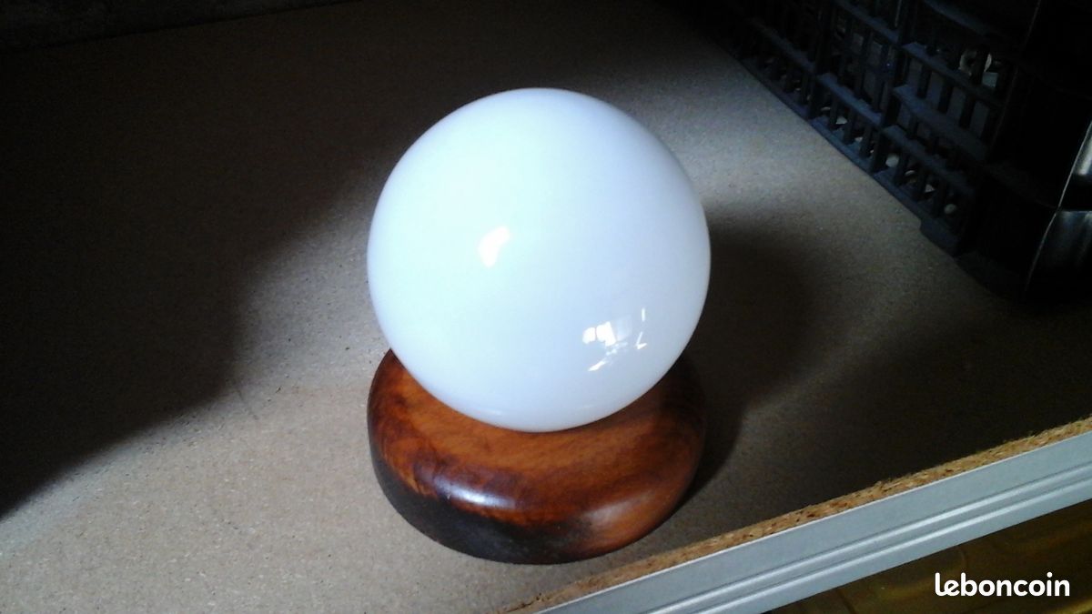 Globe / lustre salle de bain base bois (image 1)