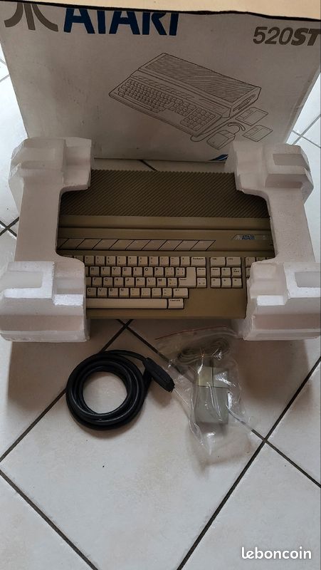 Atari 520STF en boîte d'origine (image 1)