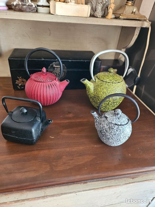 Théières avec infuseur en fonte (grande 40/pièce petite 20/pièce) (image 1)