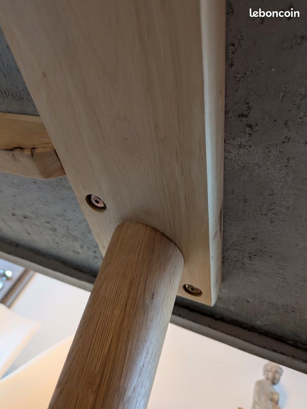 Table de salle à manger en béton lissé avec piètement bois massif (image 6)