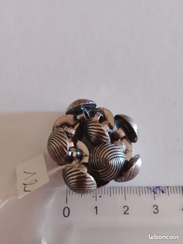 12 boutons argentés (image 1)