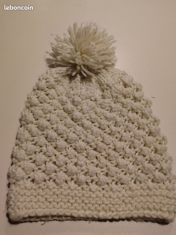 Très joli bonnet en maille style tricotées (image 2)