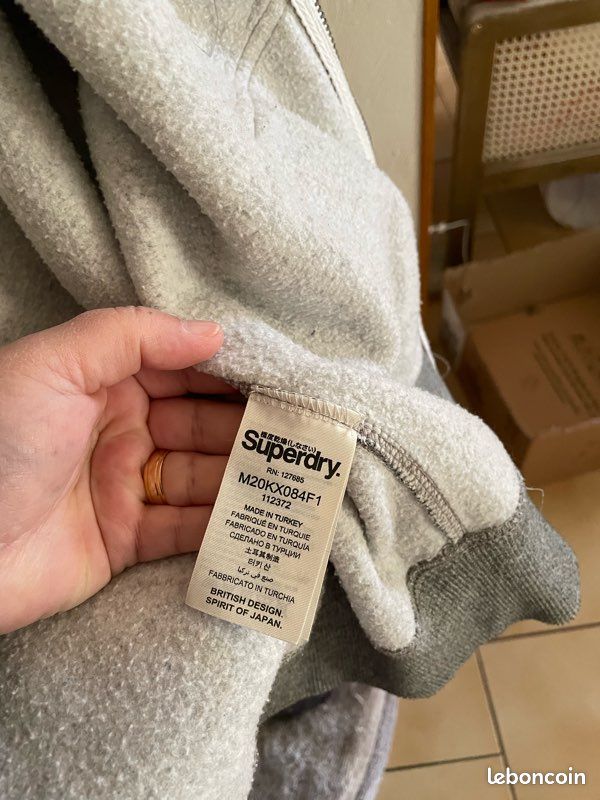 Pull à Capuche Superdry Garçon Gris – Taille S, Logo Imprimé, Très Bon état