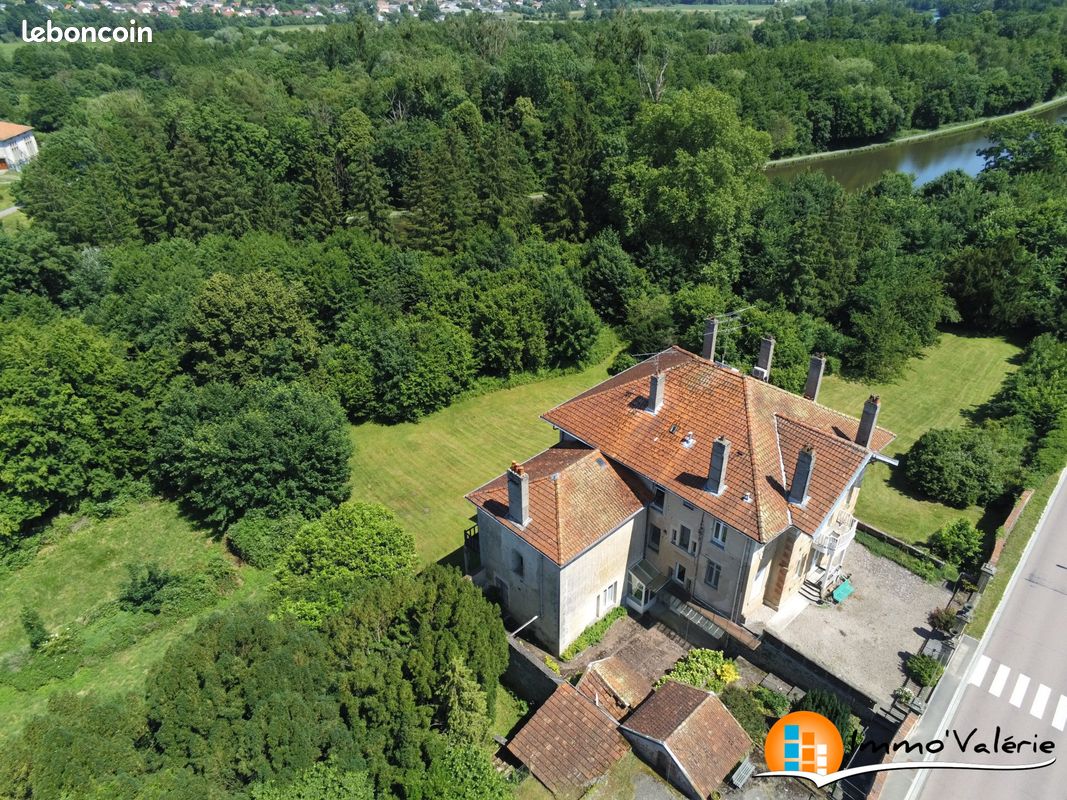Maison 19 pièces 854 m² · à Charmes · 854 m² · 396 000 €