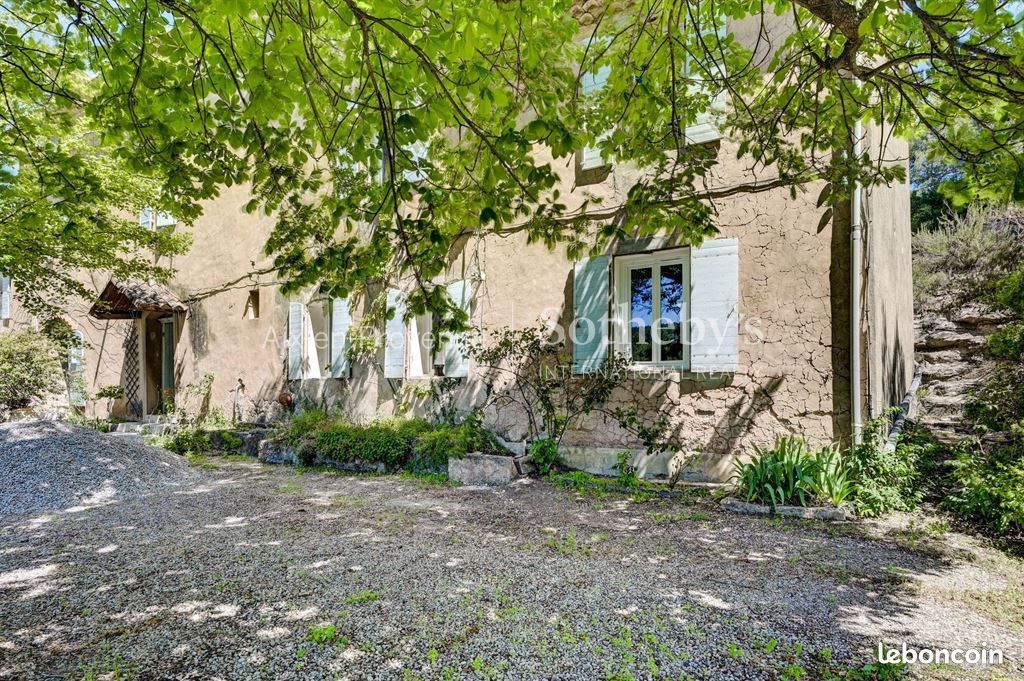 Maison 8 pièces 250 m² · à Aix-en-Provence · 250 m² · 3 700 €/mois