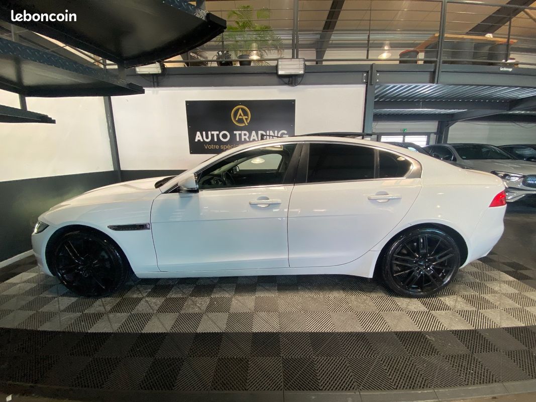JAGUAR XE XE 2.0 D - 180 ch BVA Pure - TOIT OUVRANT - CAMERA DE RECUL - SIEGES ELECTRIQUES (image 4)