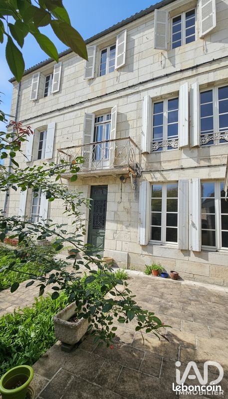 Maison 9 pièces 279 m² · à Saintes · 279 m² · 366 000 €