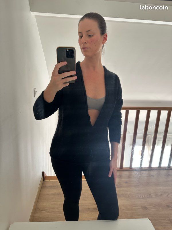 Pull en maille de laine mélangée à col en V Na-Kd noir (image 1)