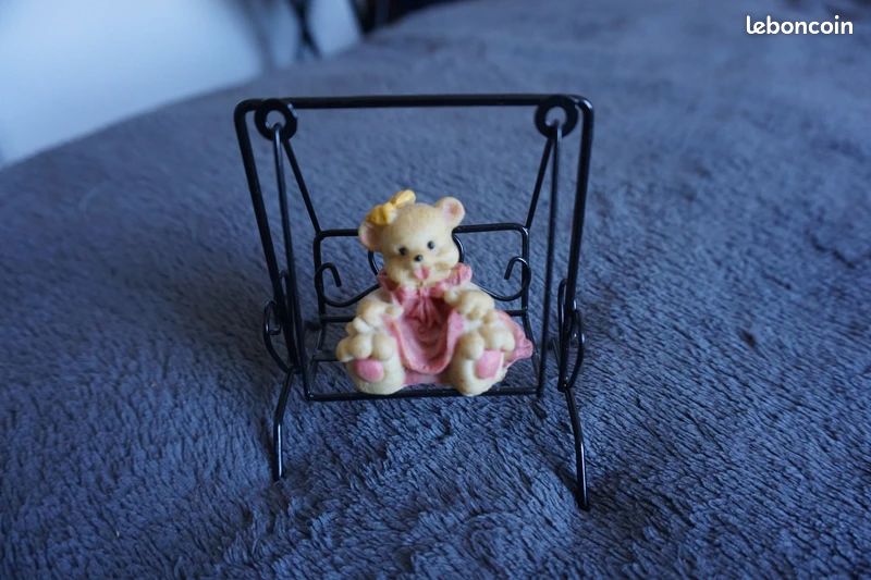 Figurine en résine - Ourson fille sur balançoire (image 1)