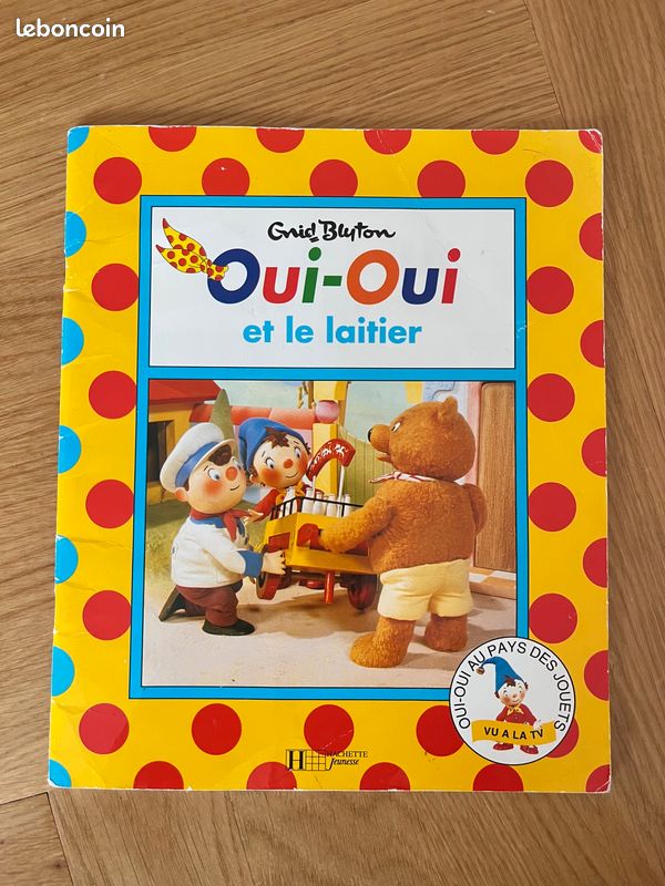 Mr Plod, de grandes oreilles et de personnages de Oui-oui Oui-oui de Enid Blyton sur fond blanc