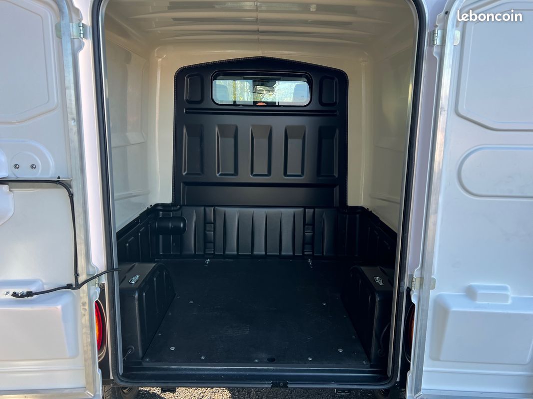 Aixam D Truck fourgon ou plateau ridelles utilitaire sans permis Diesel Kubota disponible CHEZ LEBRETON Montlucon voiture sans permis (image 5)
