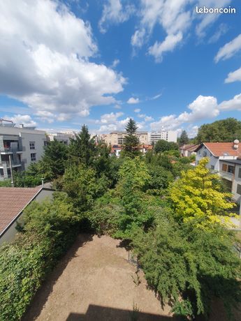 Studio meublé étage élevé avec vue dégagée et place de parking privative