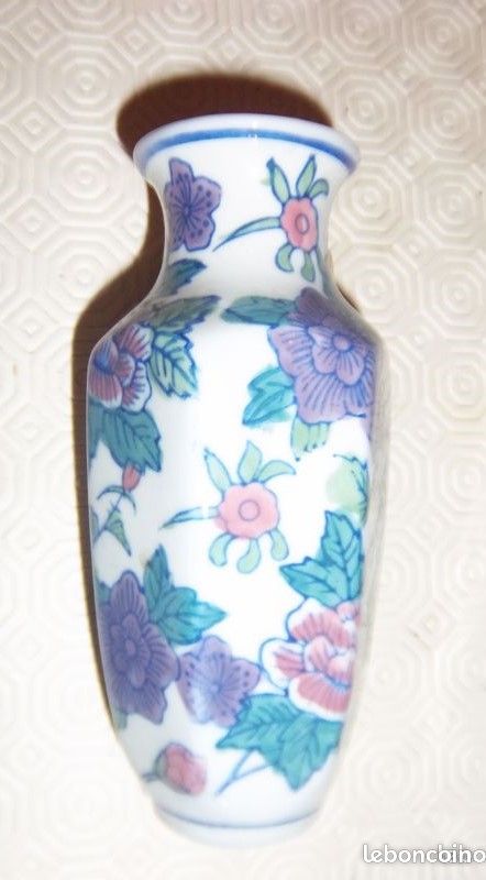 Vase à fleurs violette et rose (image 1)